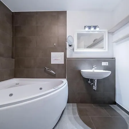 Апартаменты 104 *